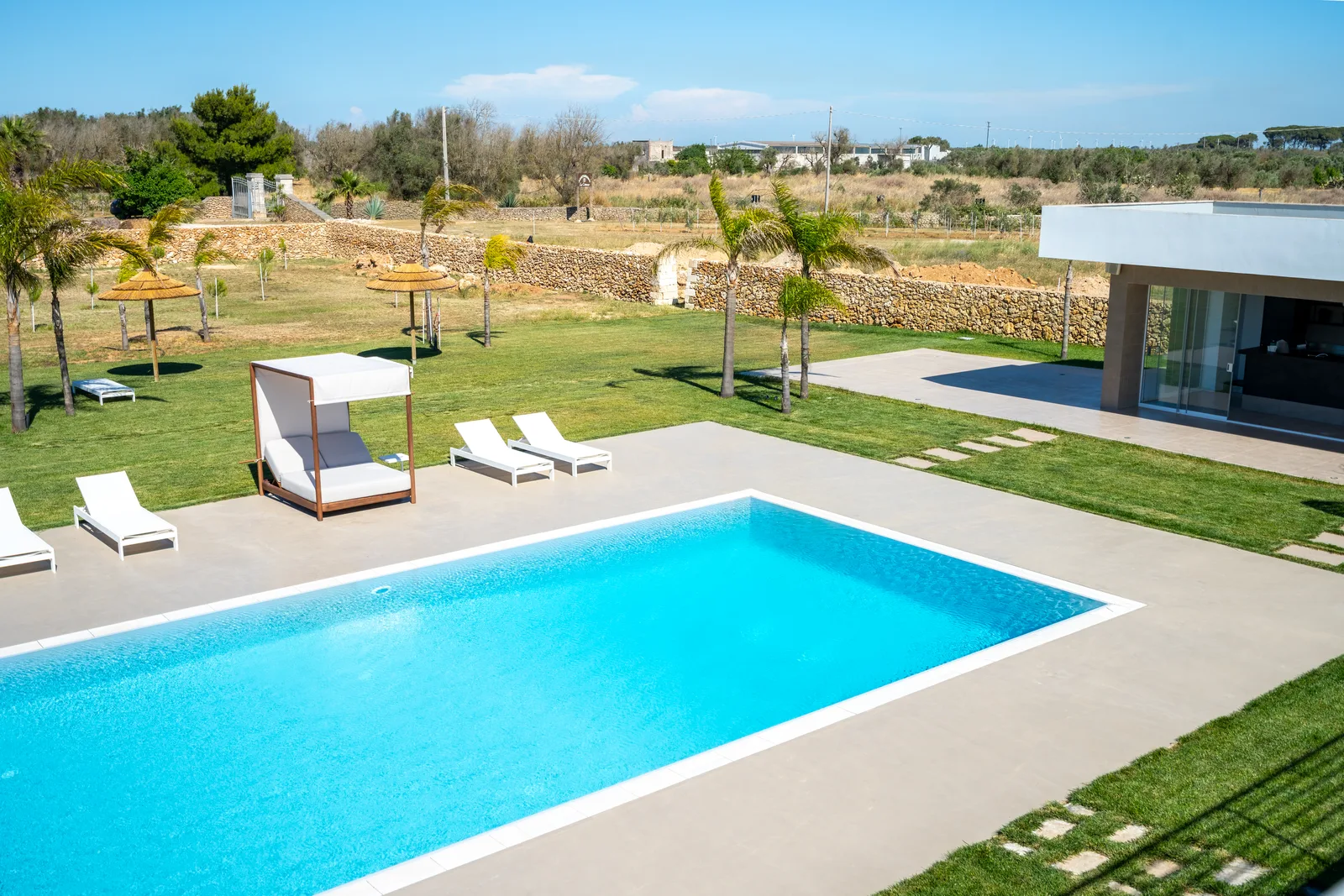 Piscina 16,5 x 6 metri immersa nel verde a Tenuta Bruni
